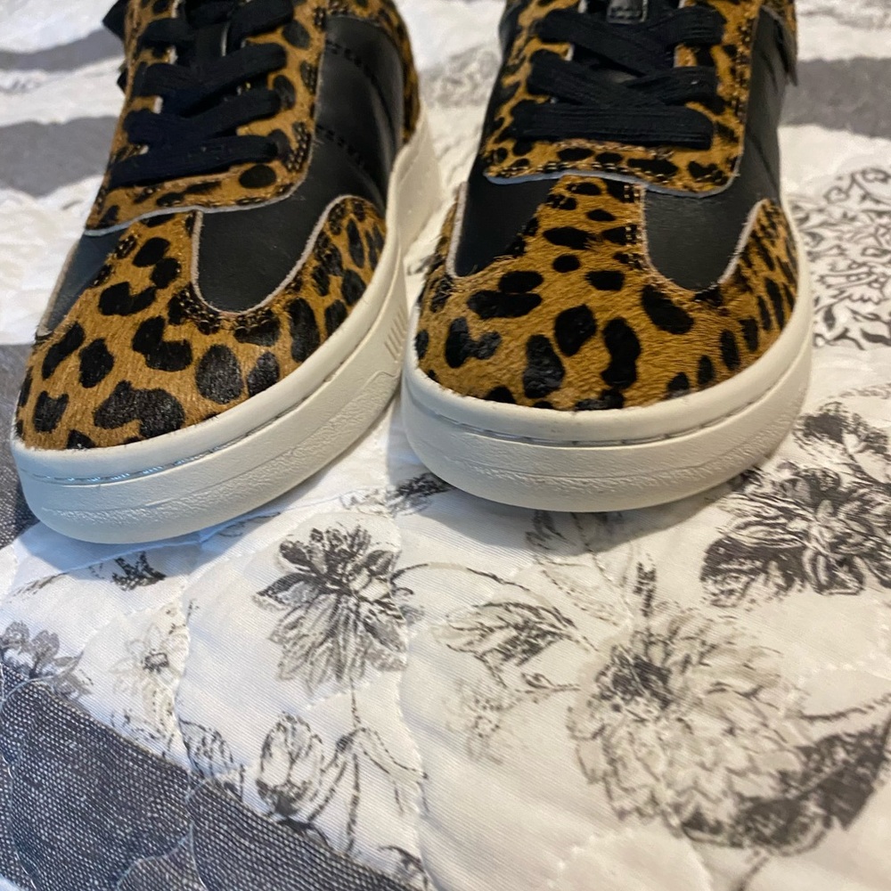 MICHAEL KORS Kai Leopard Print Calf Hair Sneaker MSRP: $195
Size 6M - Picture 5 of 7